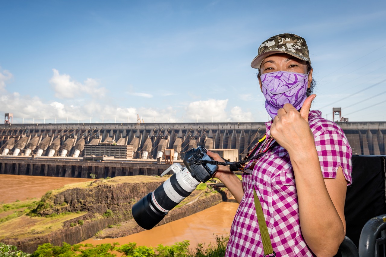 Turista visita Itaipu e faz fotos na barragem. Foto: Rubens Fraulini/Itaipu Binacional